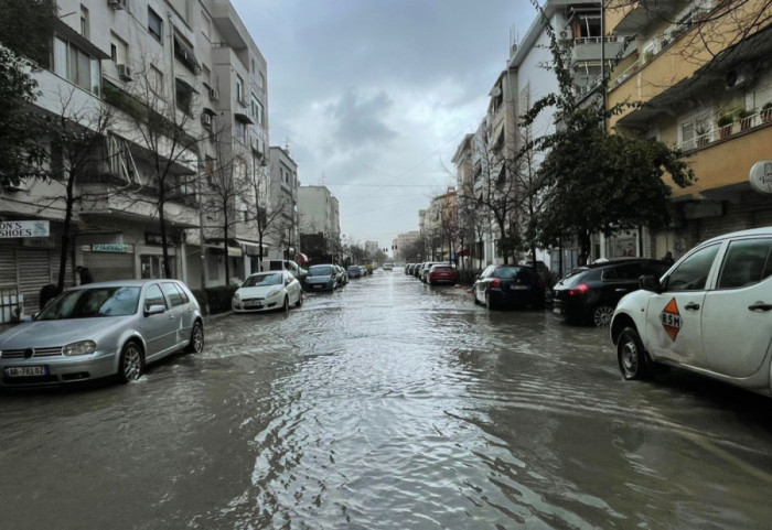 Situatë e rënduar nga reshjet, qindra banesa dhe mijëra hektarë nën ujë