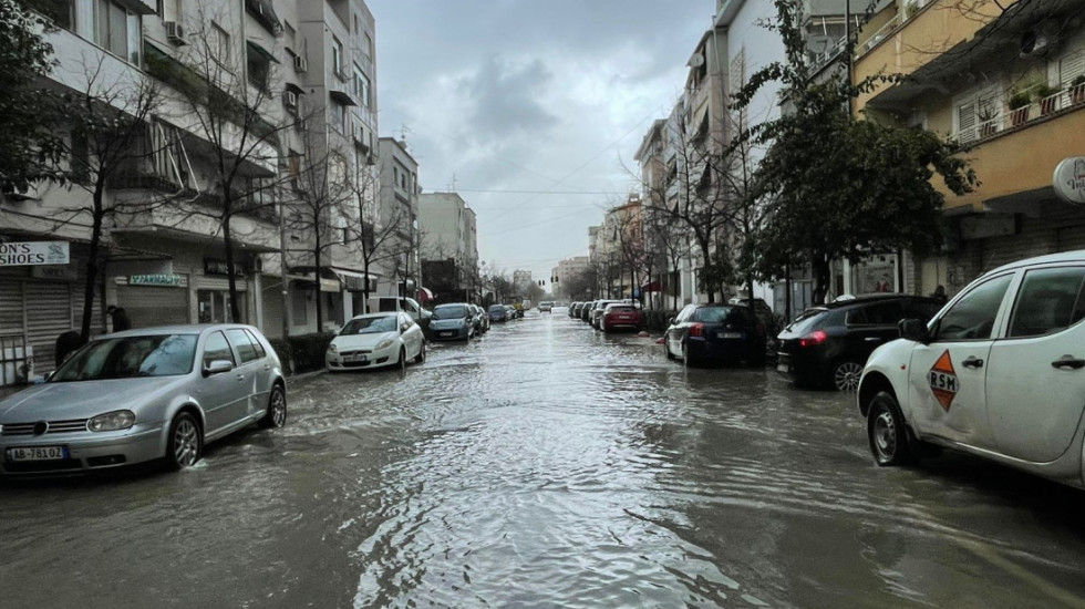 Situatë e rënduar nga reshjet, qindra banesa dhe mijëra hektarë nën ujë