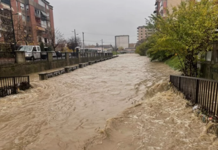 Edhe Kosova nën ujë, shtyhet nisja e procesit mësimor