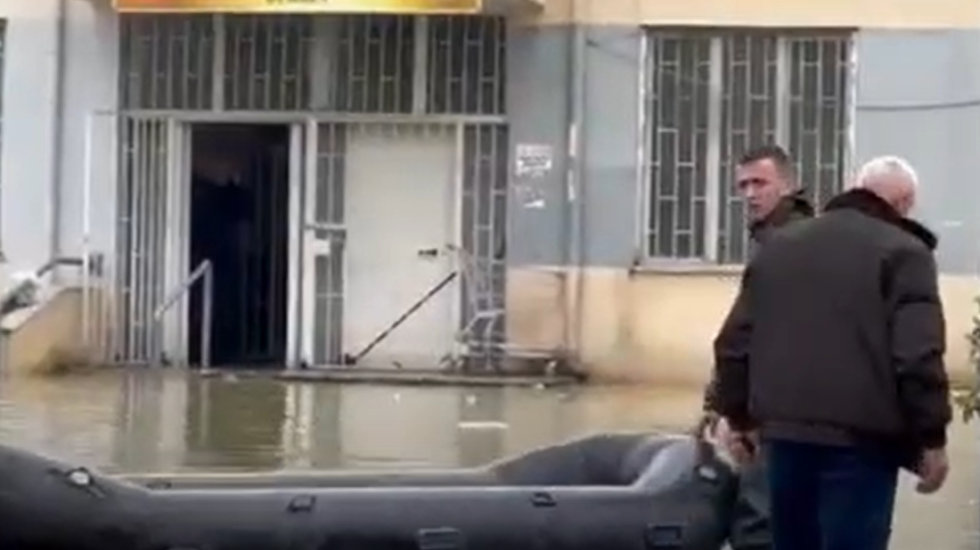 Burgu i Durrësit mbetet nën ujë, aksesohet me gomone