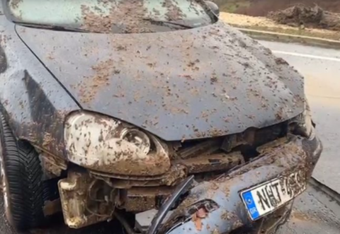 Rrëshqitje dheu në aksin Qukës-Qafë Plloçë, masivi godet makinën