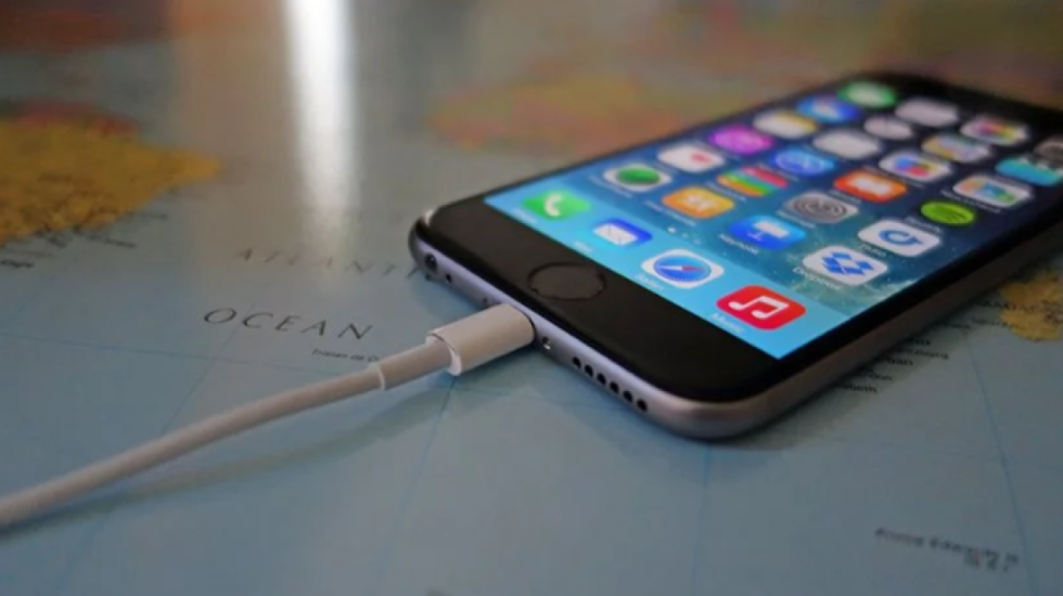 Gabimi që shumë njerëz bëjnë kur karikojnë telefonin