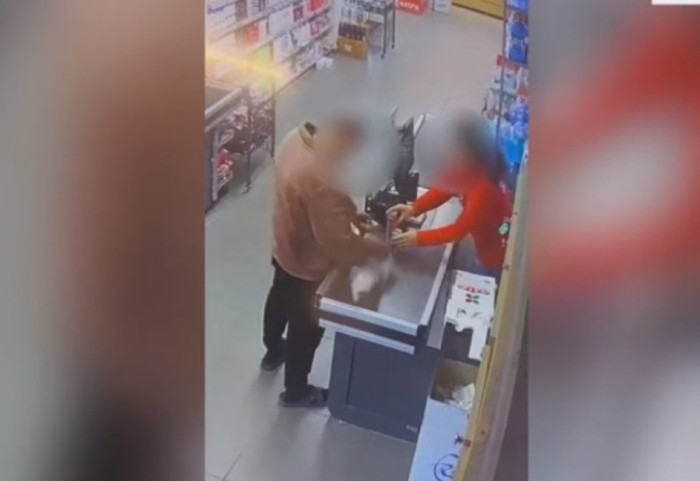 VIDEO- Merrte mall në market dhe largohej me vrap te kasa pa paguar, arrestohet