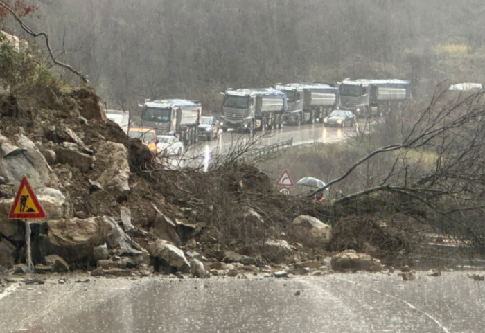 Shembet masivi shkëmbor, bllokohet aksi Gjirokastër-Tepelenë, kolona e mjeteve arrin në 10 km