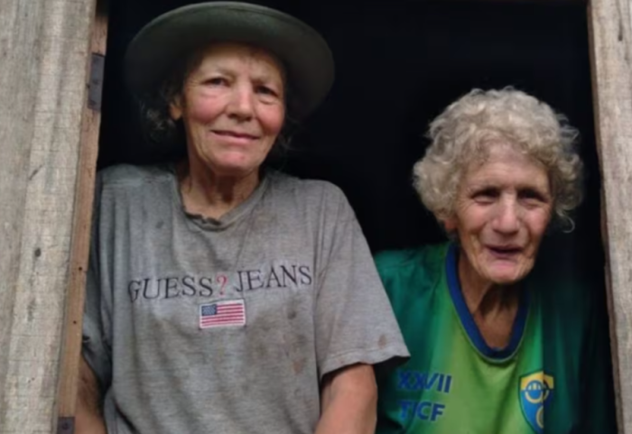Dy motrat mbi 70-vjeçe që jetojnë mes xhunglës: Toka na jep gjithçka që na nevojitet!
