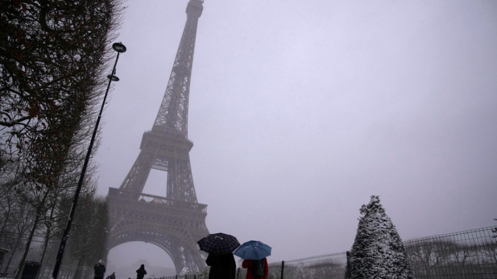 Humb jetën në rrethana misterioze gazetari rus në Paris, bie nga kati i 7 i pallatit