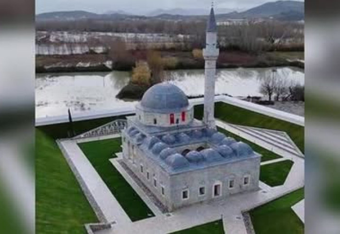 Shkodër, vetëm Xhamia e Plumbit i shpëton përmbytjeve