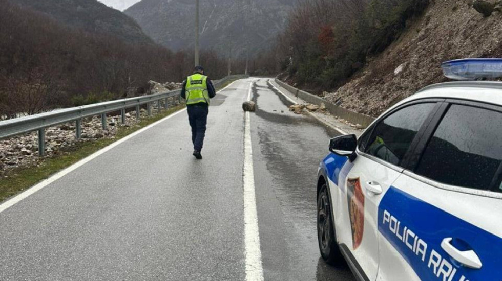 20-vjeçari tenton të hidhet nga Ura e Vashës, e shpëtojnë kalimtarët