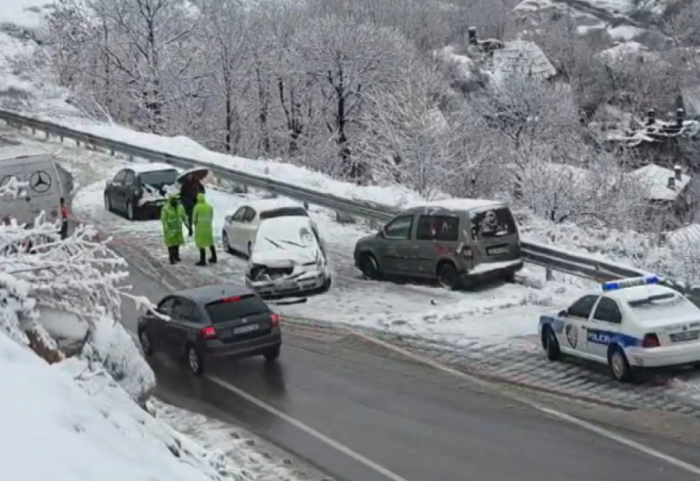 Borëpastruesja shkakton aksident të trefishtë në rrugën e Arbrit, disa të lënduar
