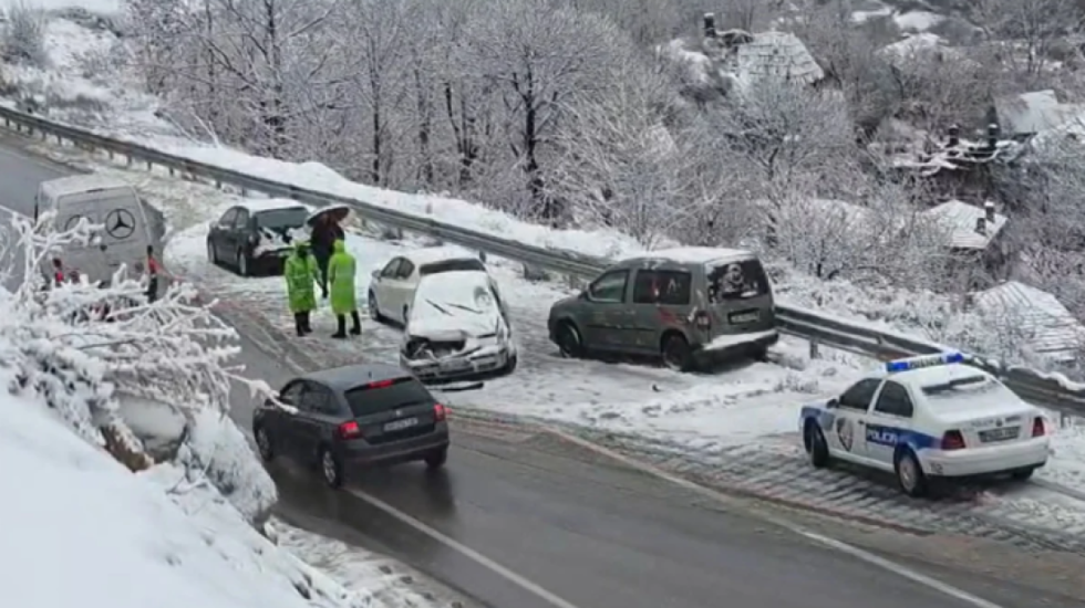 Borëpastruesja shkakton aksident të trefishtë në rrugën e Arbrit, disa të lënduar