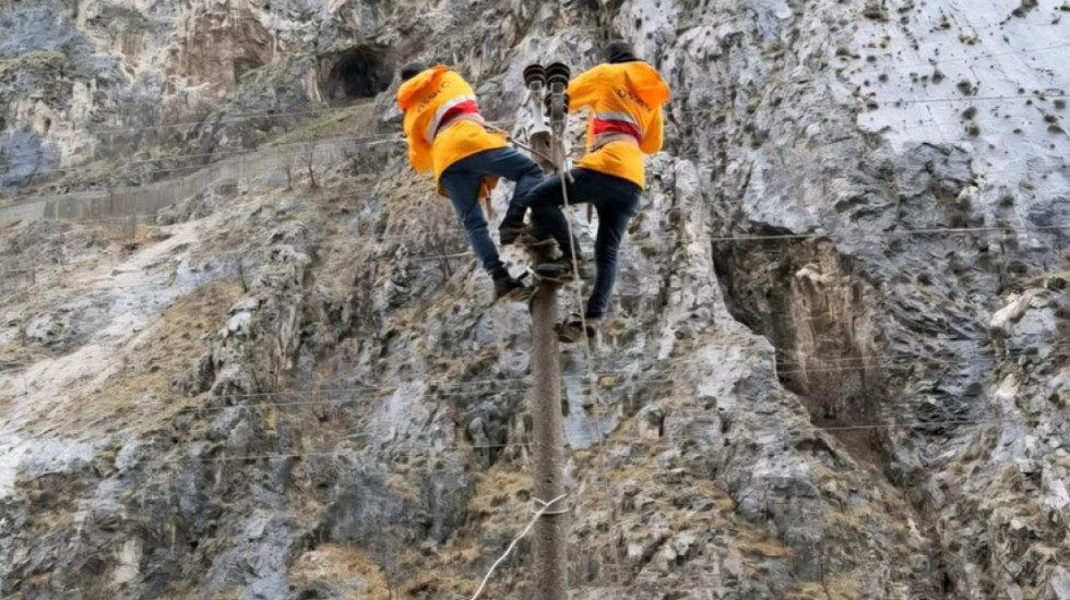 Ra në kontakt me rrymën, ndërron jetë punonjësi i OSHEE në Lezhë