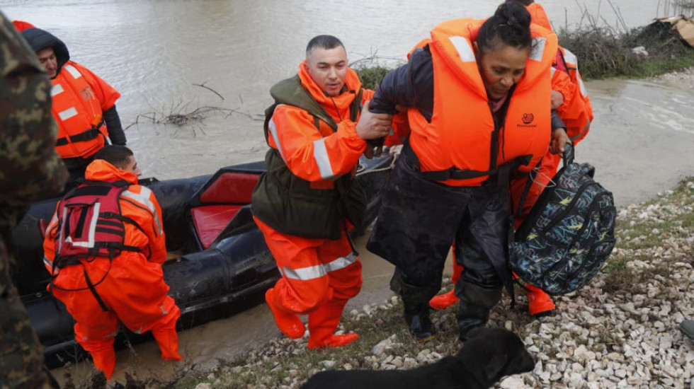 LIVE- Përmbytje, evakuime dhe aksidente, Shqipëria "nën pushtetin e ujit"