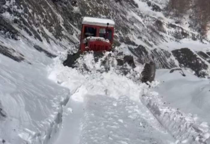 Bllokohet fuoristrada me 3 persona në mes të dëborës në Gramsh, humbin kontaktet