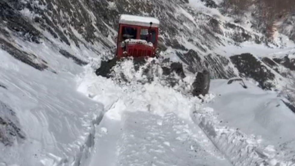 Bllokohet fuoristrada me 3 persona në mes të dëborës në Gramsh, humbin kontaktet