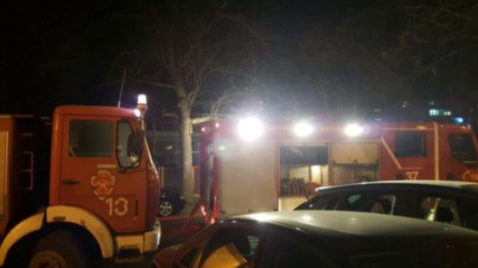 Digjet një shtëpi në Gjirokastër, zjarrfikësit shpëtojnë të moshuarën