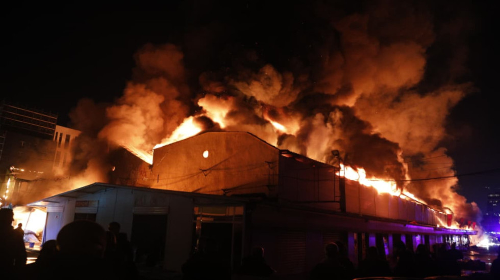 Shuhet zjarri te “5 maji”, shkrumbohen 50 subjekte, dëmet kolosale