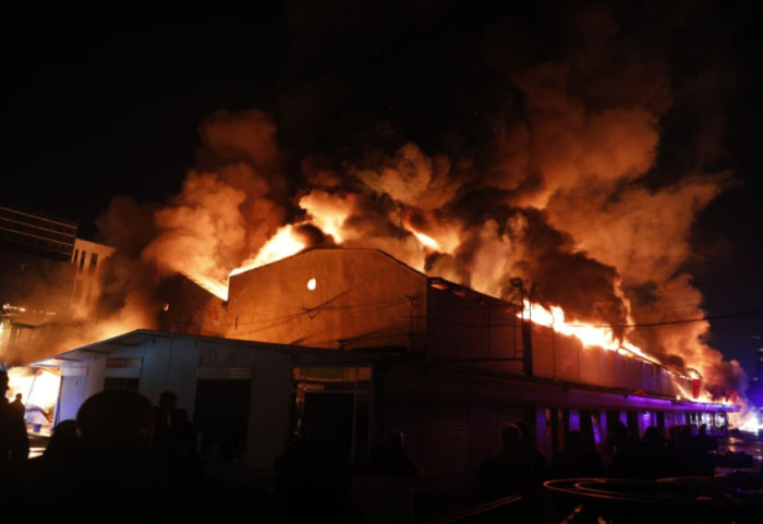 Betejë me flakët dhe frikë nga shpërthimi i bombulave të gazit në tregun e rrobave të përdorura