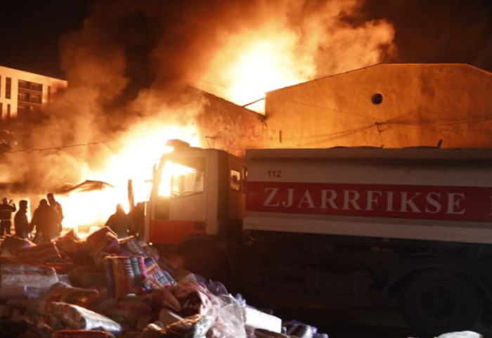 Zjarr i madh në repartin e përpunimit të baterive në Elbasan