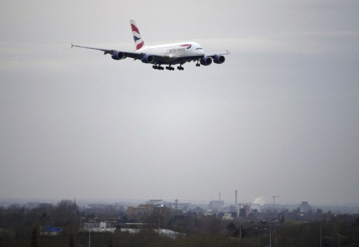 Horror në ajër, dy pasagjerë thyejnë këmbët gjatë turbulencave