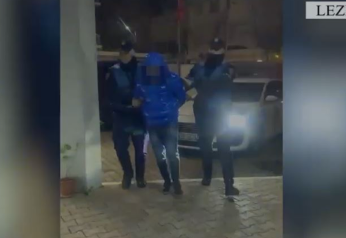 Tentoi të hidhte armën kur pa policinë, kapet 37 vjeçari, gjenden dhe shumë bizhuteri