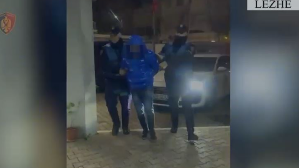 Tentoi të hidhte armën kur pa policinë, kapet 37 vjeçari, gjenden dhe shumë bizhuteri