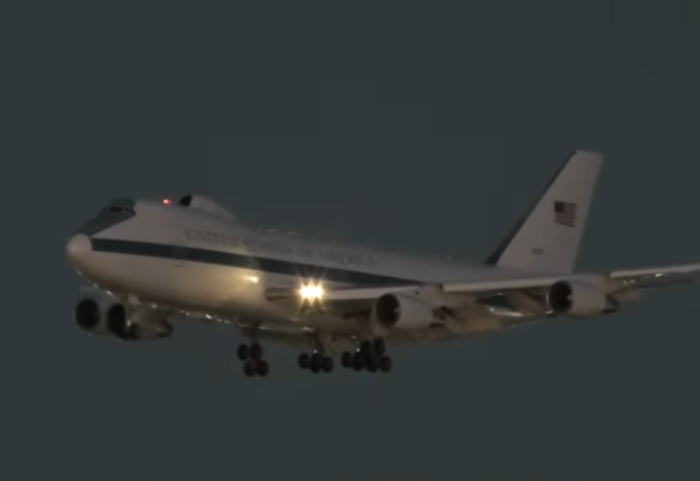 Ç’po planifikon Amerika? S’ishte parë prej vitesh, avioni i “Ditës së Gjykimit” fluturon mbi Los Angeles