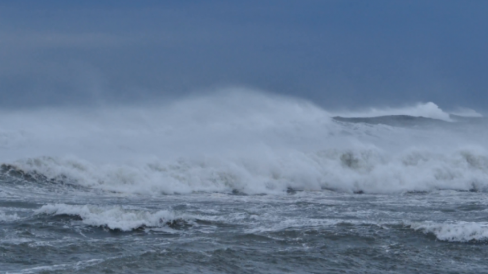 Bashkia e Durrësit ngre alarmin: Shmangni daljet, pritet erë e fortë