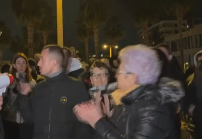 “U sos durimi”, për të dytën ditë radhazi qytetarët e Durrësit protestojnë të Bashkia pas përmbytjeve