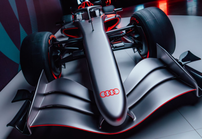 E gjitha e zezë dhe debutim në fshehtësi, kjo është makina e re e Formula 1