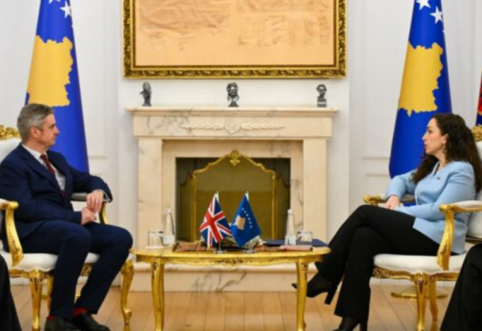 Vjosa Osmani takohet me ambasadorin britanik në Kosovë, institucionet e reja në fokus