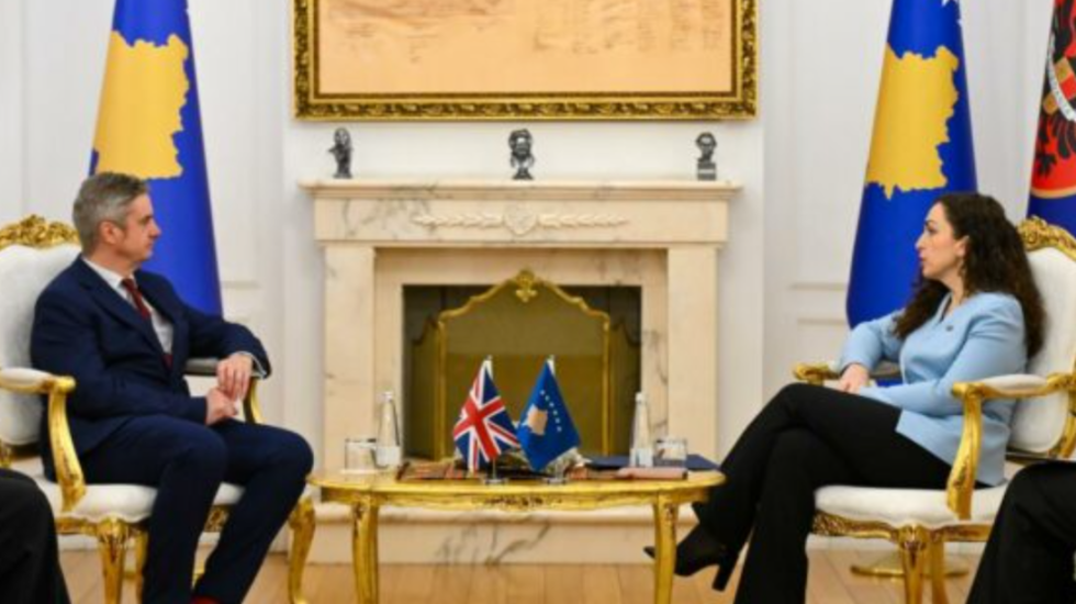 Vjosa Osmani takohet me ambasadorin britanik në Kosovë, institucionet e reja në fokus