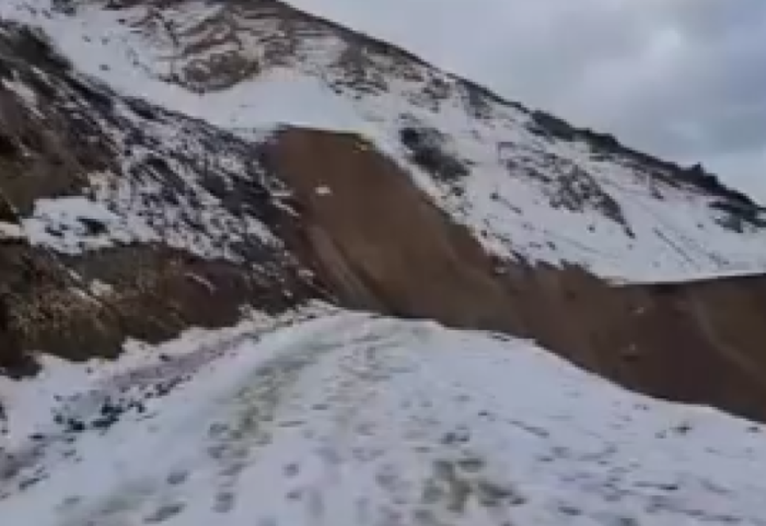 Rrëshqitja e malit “zhduk” edhe rrugën, izolohet fshati në Selenicë