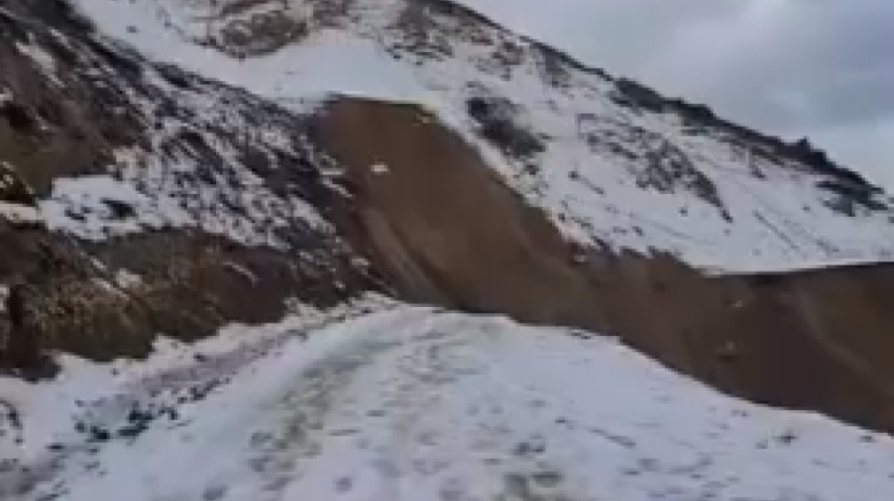 Rrëshqitja e malit “zhduk” edhe rrugën, izolohet fshati në Selenicë