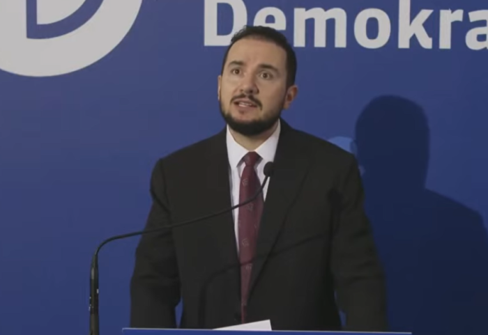 Salianji nga Korça: Rrogëtarët duan të mbajnë peng partinë