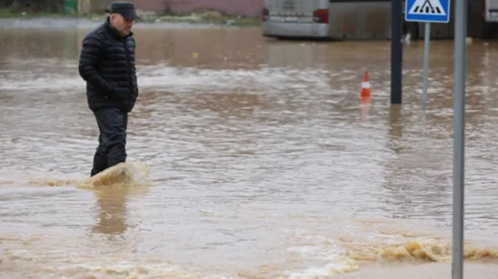 Moti i keq godet Kosovën, përmbytje dhe evakuime në disa komuna