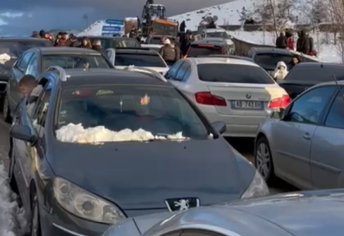 Banorët e Tiranës dynden drejt borës, trafik kilometrik në kthimin nga mali i Dajtit