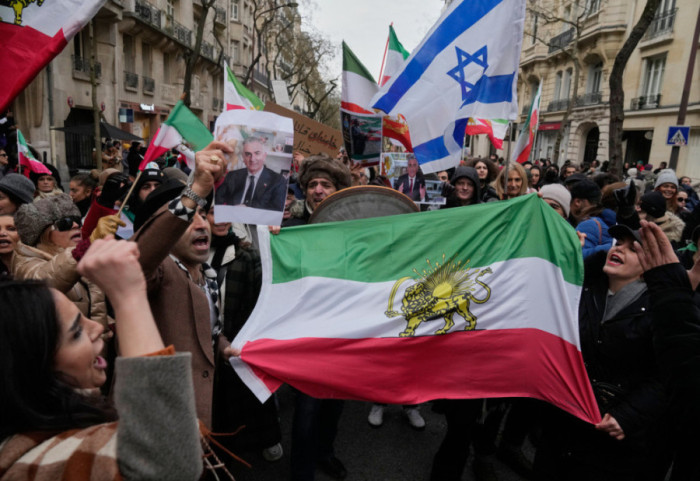 Luani dhe dielli si "armë" në duart e protestuesve… pse flamuri i vjetër i Iranit u bë simbol i protestës?