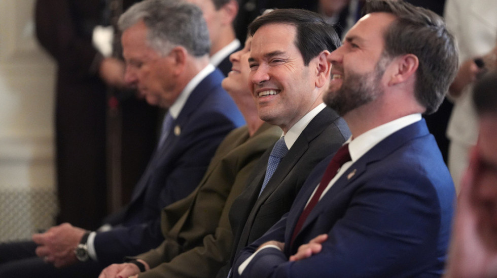 Trump i ble këpucë të reja JD Vance e Marco Rubios dhe i urdhëron t’i veshin… por bën një gabim