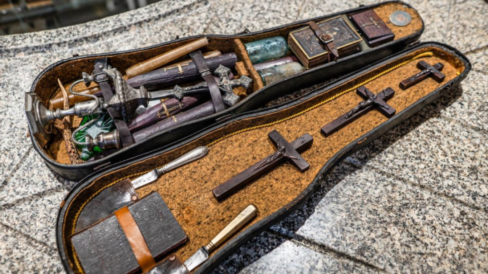 Gjendet kutia e rrallë me vegla për vrasjen e vampirëve