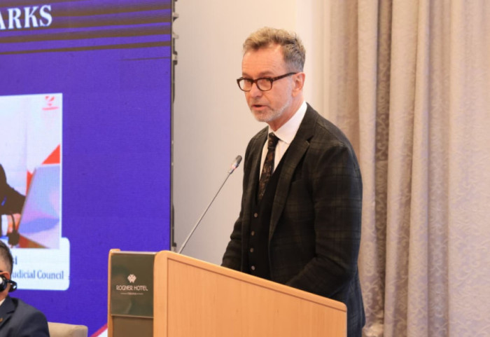 Drejtësia në Shqipëri, Gonzato: Ka dosje stok, të shtohen gjyqtarët dhe prokurorët