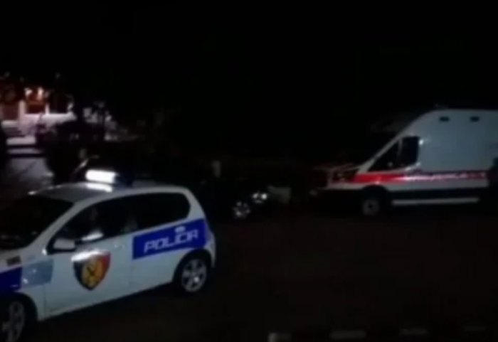 Aksident në qendër të Kavajës, makina përmbyset në rrugë, plagoset i riu