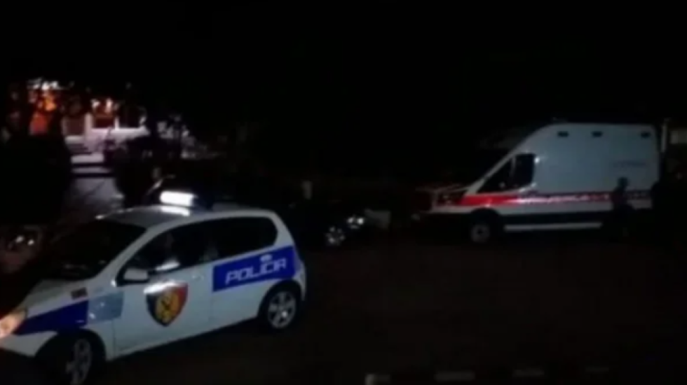 Aksident në qendër të Kavajës, makina përmbyset në rrugë, plagoset i riu