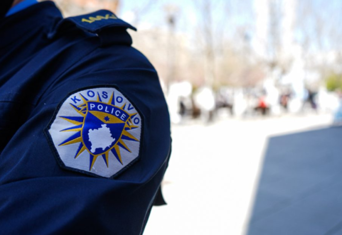 Plagosen 3 persona me armë në një lokal në Deçan