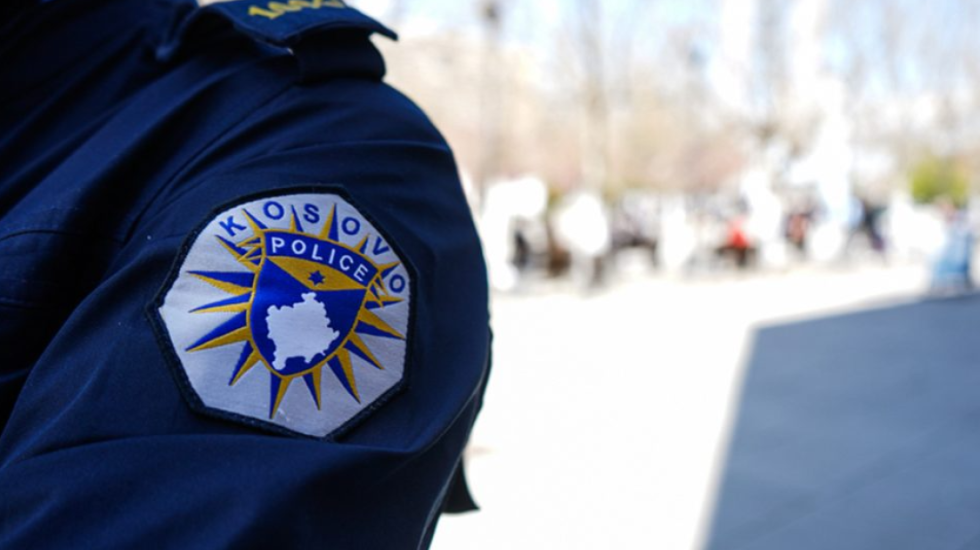 Plagosen 3 persona me armë në një lokal në Deçan