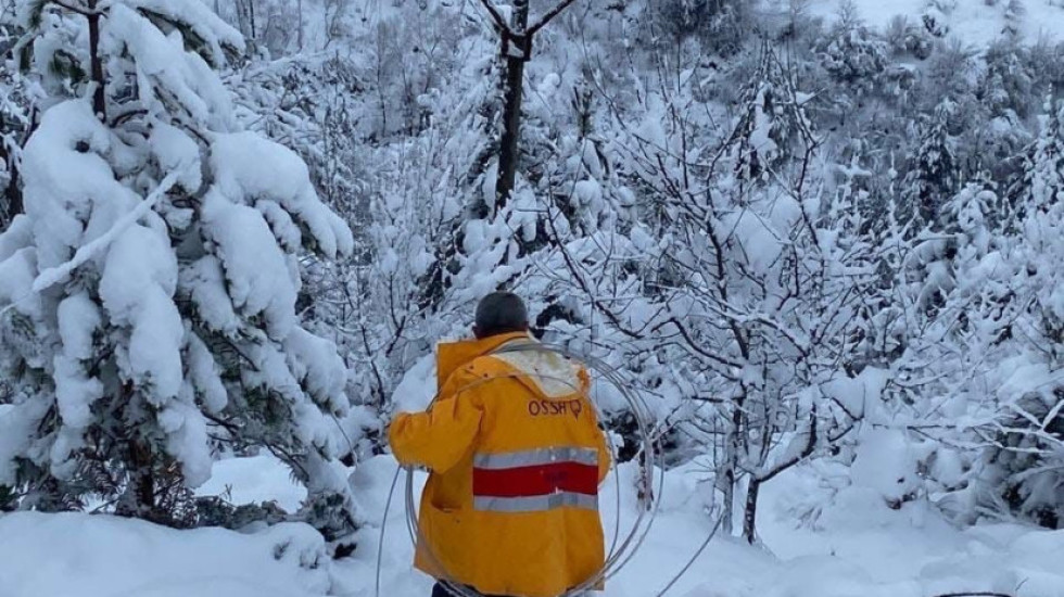 Moti i keq, disa zona të qarkut Elbasan mbeten pa energji elektrike