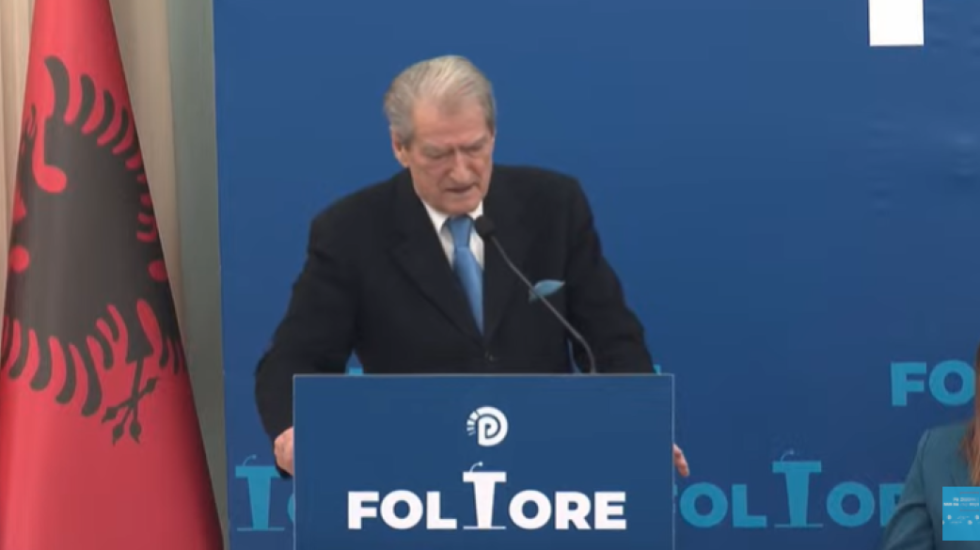 Berisha sulmon Bashën nga Lezha: Një kalbësirë, ditën ishte me ju, natën ndante paratë me Ramën