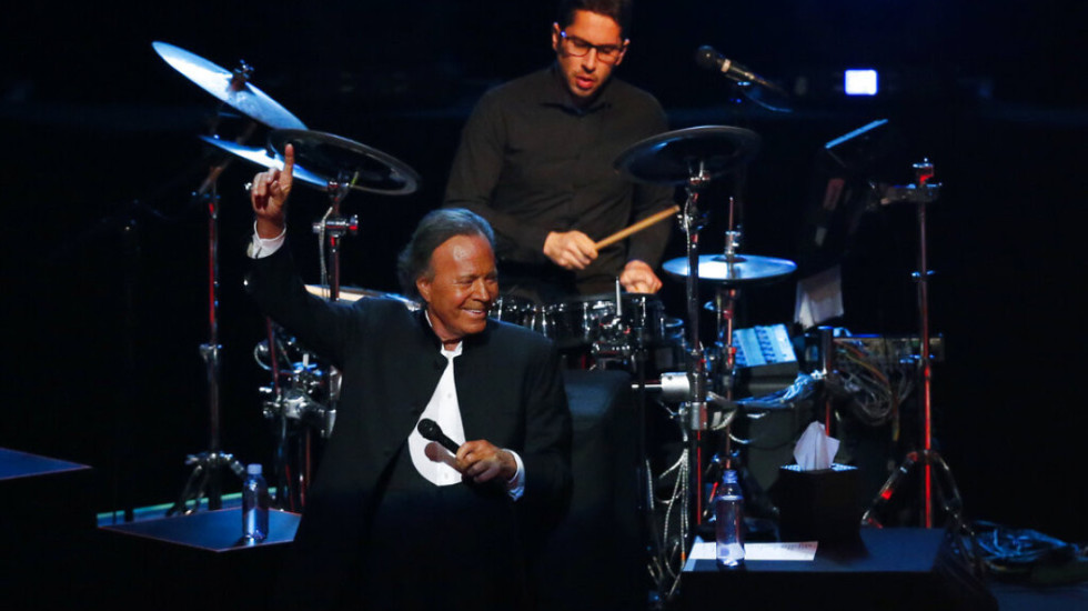 Këngëtari Julio Iglesias hetohet në Spanjë për sulm seksual