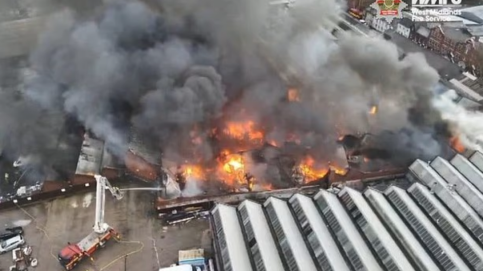 Zjarr i madh në një fabrikë në Angli, mbi 40 zjarrfikës po luftojnë me flakët