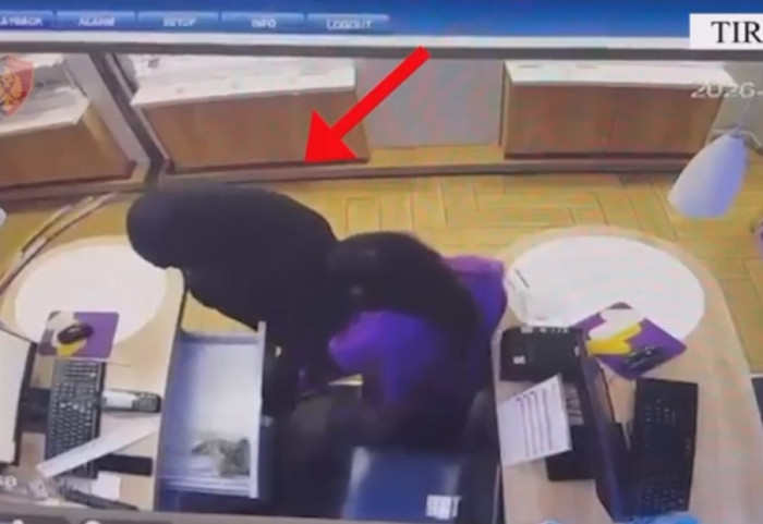 Kërcënoi shitëset me thikë dhe vodhi tre dyqane, në pranga i riu