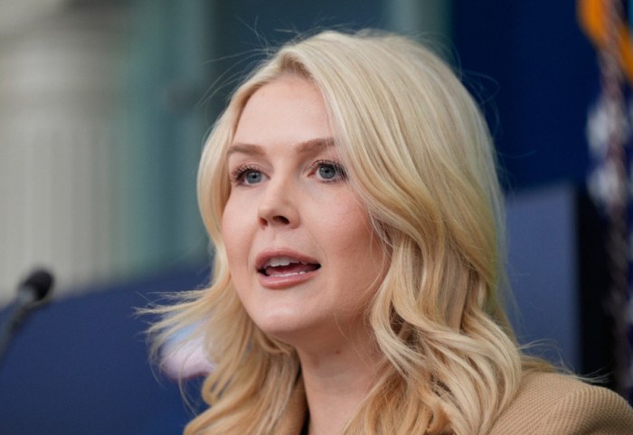 Zëdhënësja e Trump ofendon gazetarin: Nuk duhet të ishe këtu sharlatan